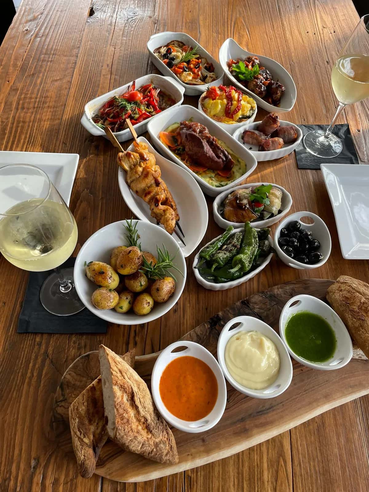 Hochzeitsbuffet mit Vorspeisen, Hauptgerichten und Beilagen