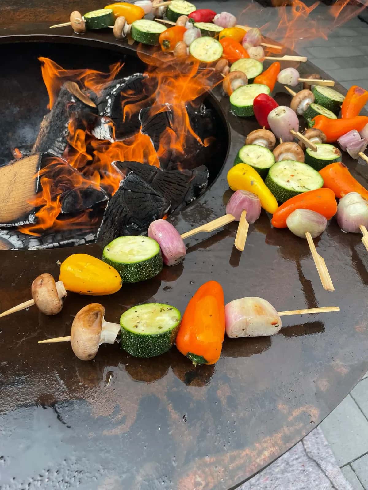 Hochzeitsbuffet mit warmen und kalten Speisen