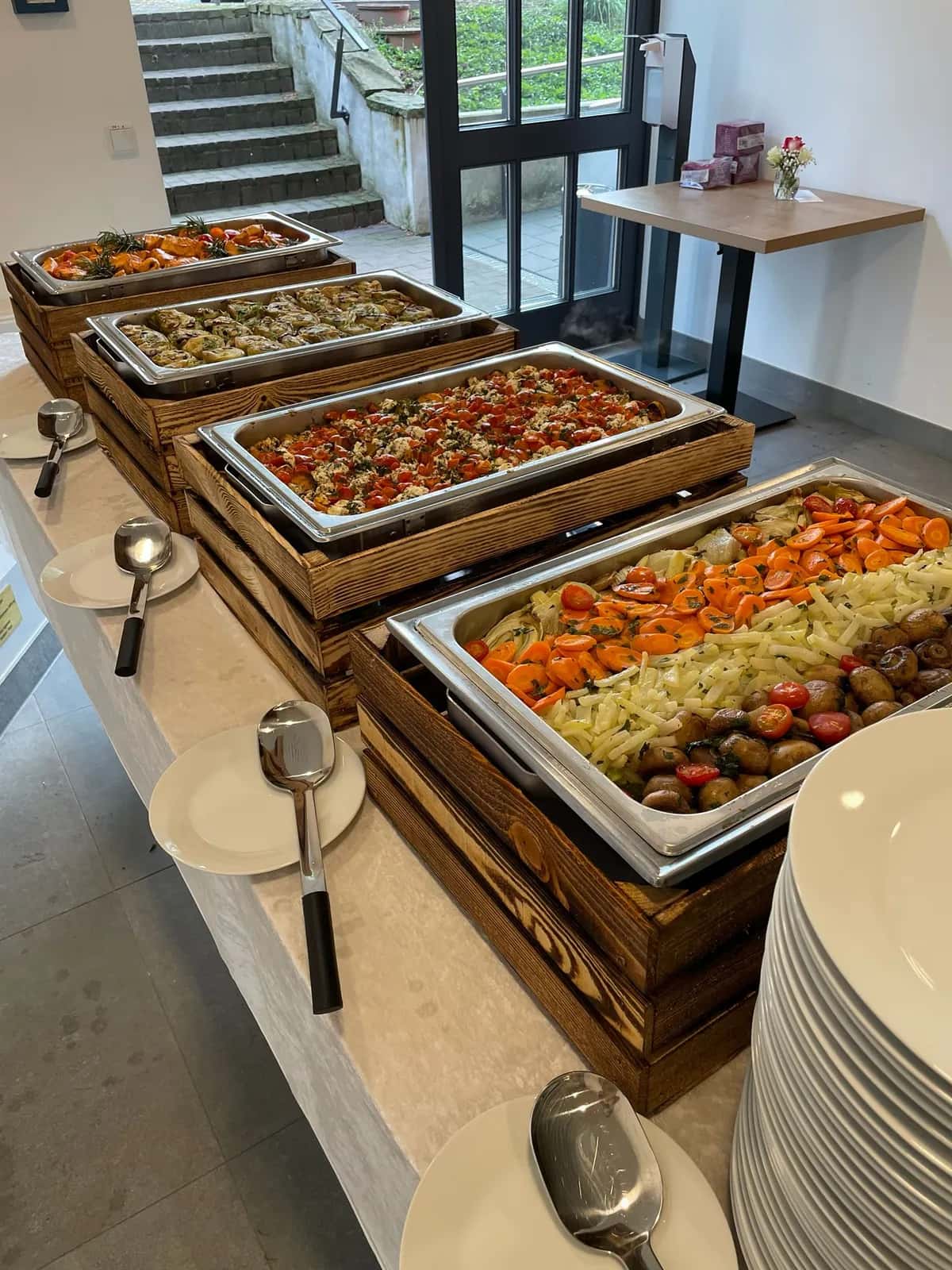 Kurzfristig vorbereitetes Buffet für eine Hochzeitsfeier