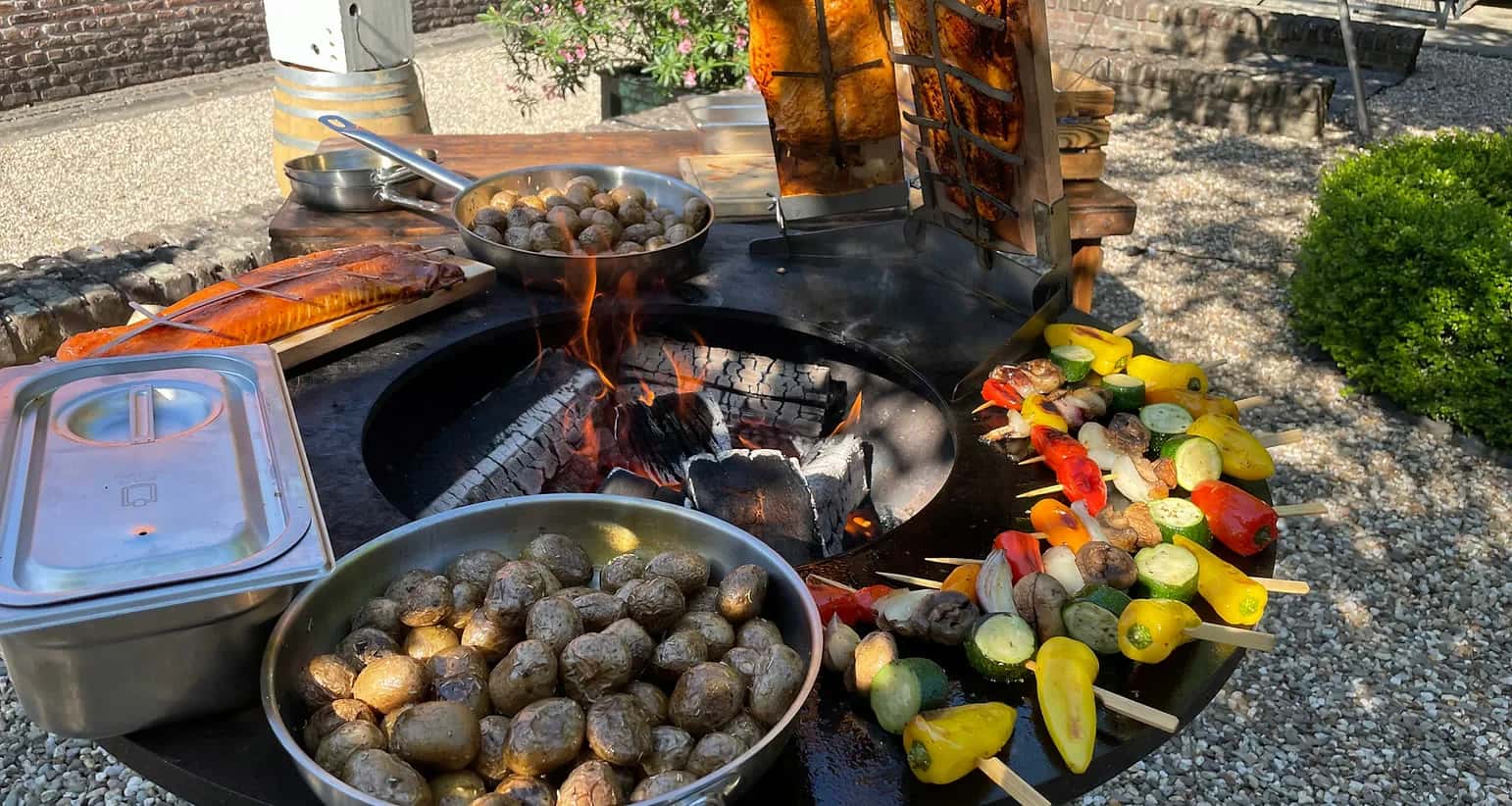 Live-Cooking mit Feuerplatte, Gemüse und Kartoffeln für Catering in NRW