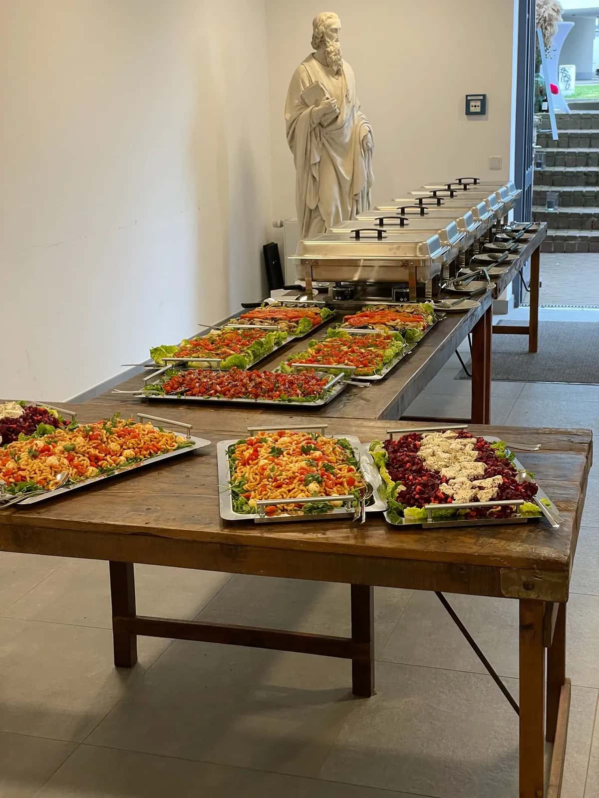 Großes Cateringbuffet mit Vorspeisen und warmen Gerichten in NRW