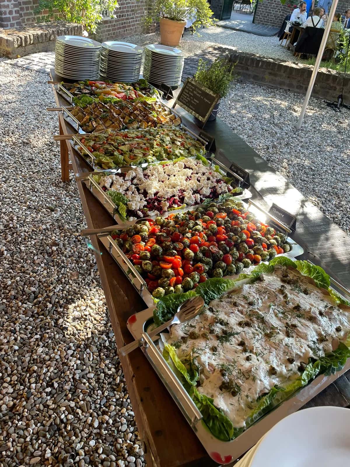 Hochwertig angerichtetes Buffet mit warmen und kalten Speisen