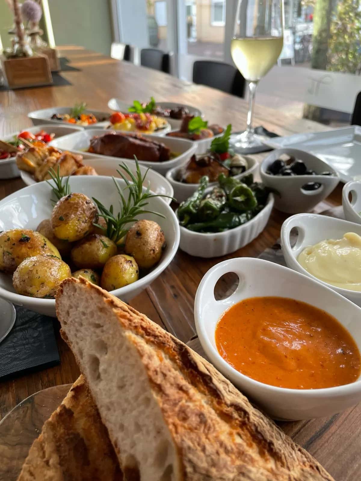 Nahaufnahme sorgfältig angerichteter Speisen am Cateringbuffet