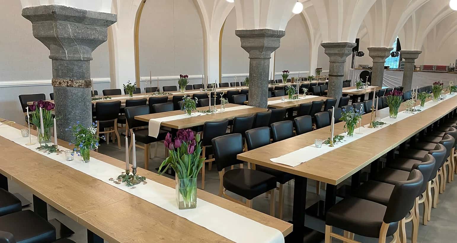 Eingedeckte Tafeln in einer Eventlocation in Geldern