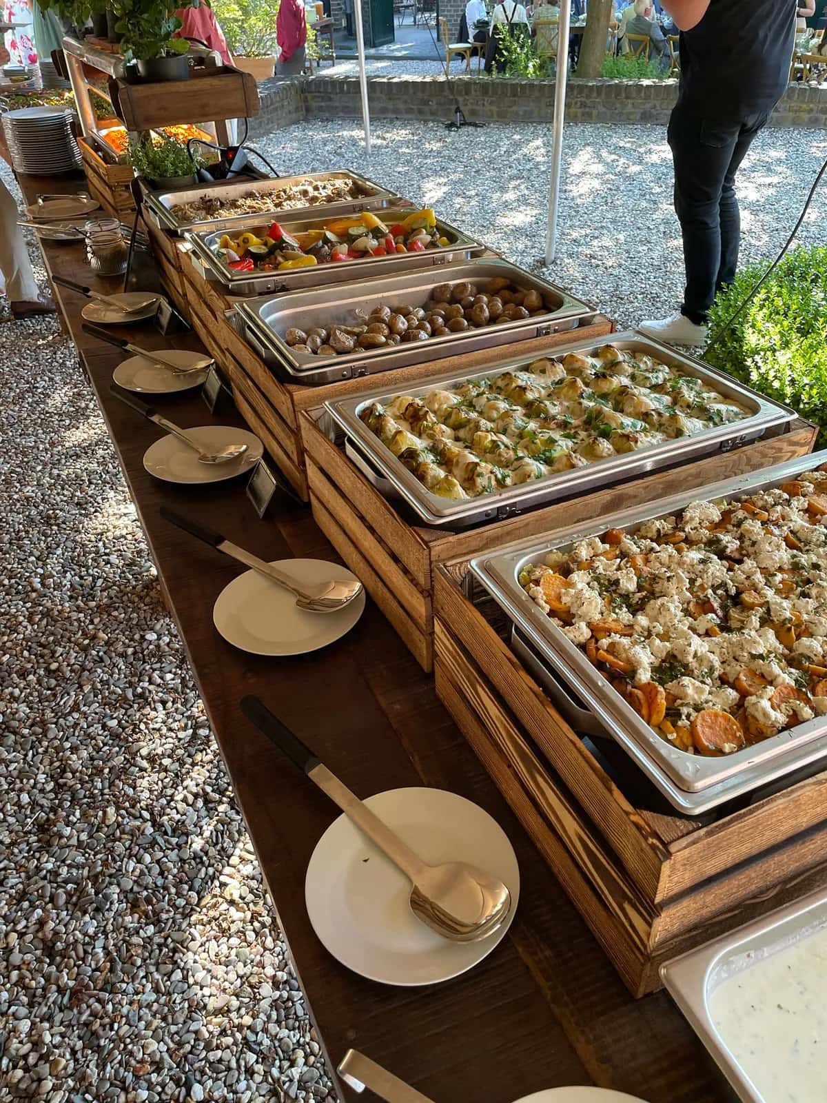Weihnachtsbuffet mit warmen Gerichten und Beilagen