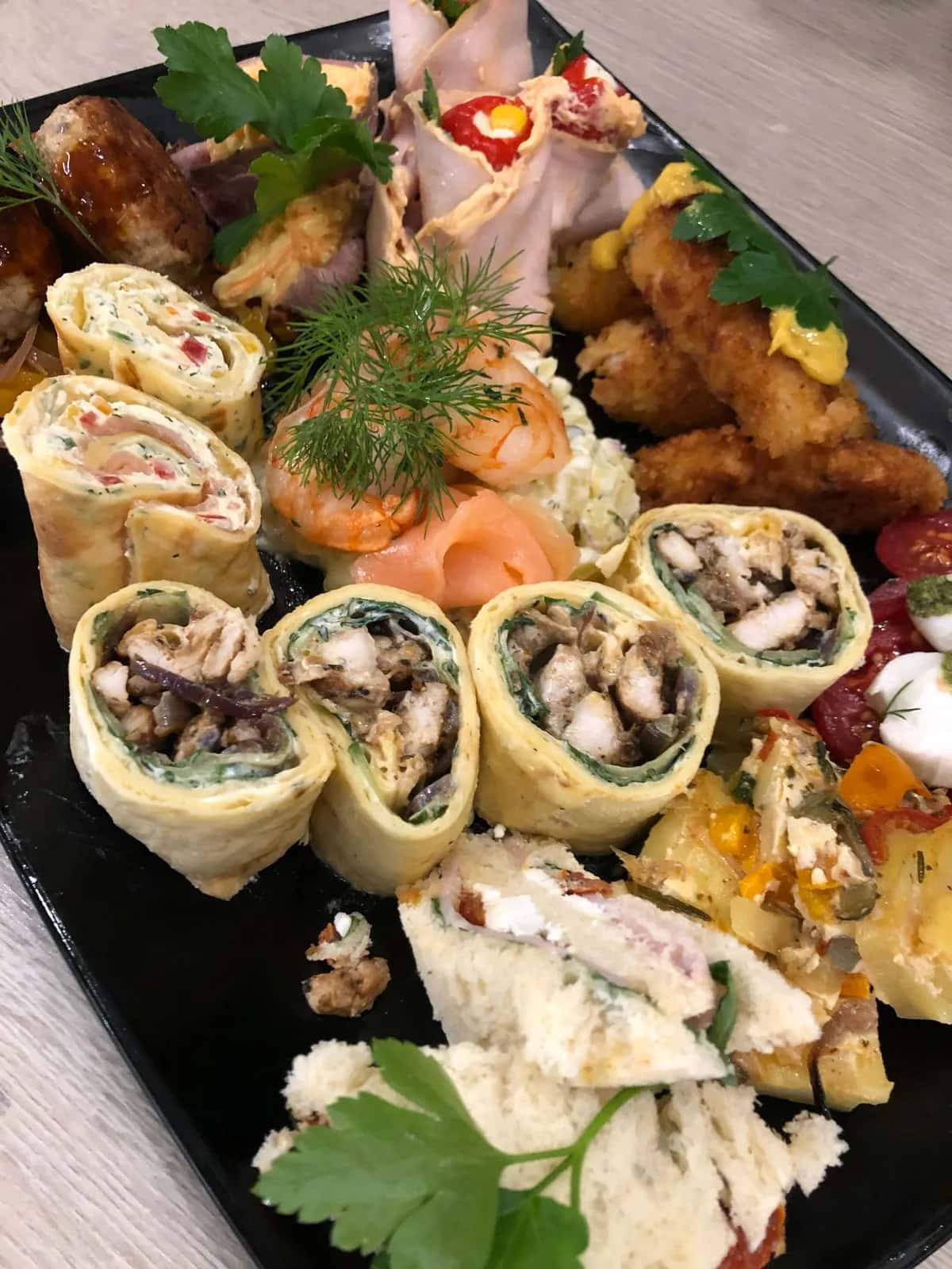 Festlich gedecktes Catering für eine Weihnachtsfeier