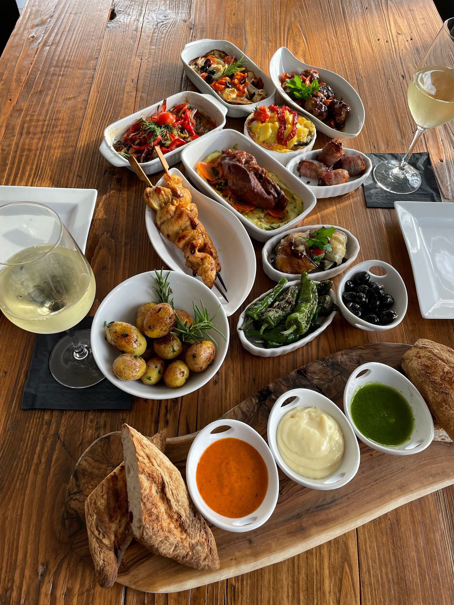 Firmencatering Buffet mit warmen Speisen auf Holztisch