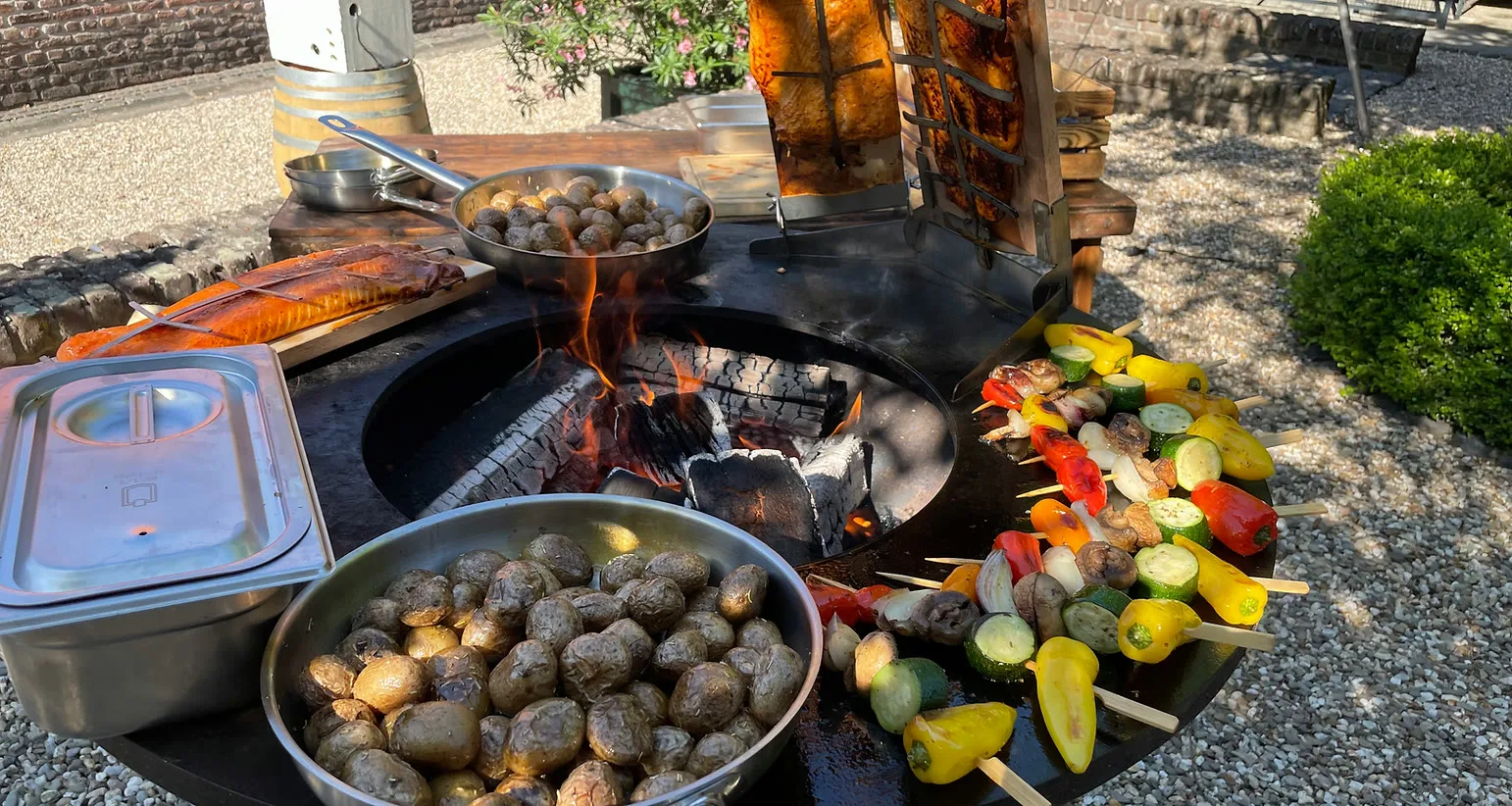 Live Cooking auf einer Feuerplatte bei einem Cateringevent in NRW