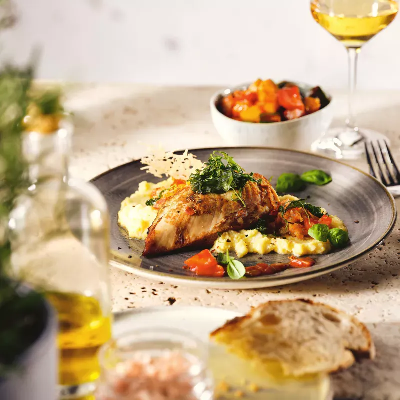Mediterranes Buffet mit Antipasti und warmem Hauptgericht